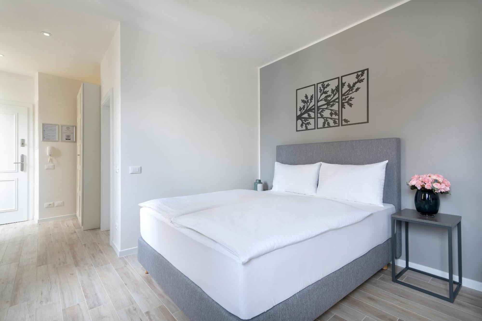 Kinsky Garden Apartments And Suites By Dwellfort Prag Eksteriør billede